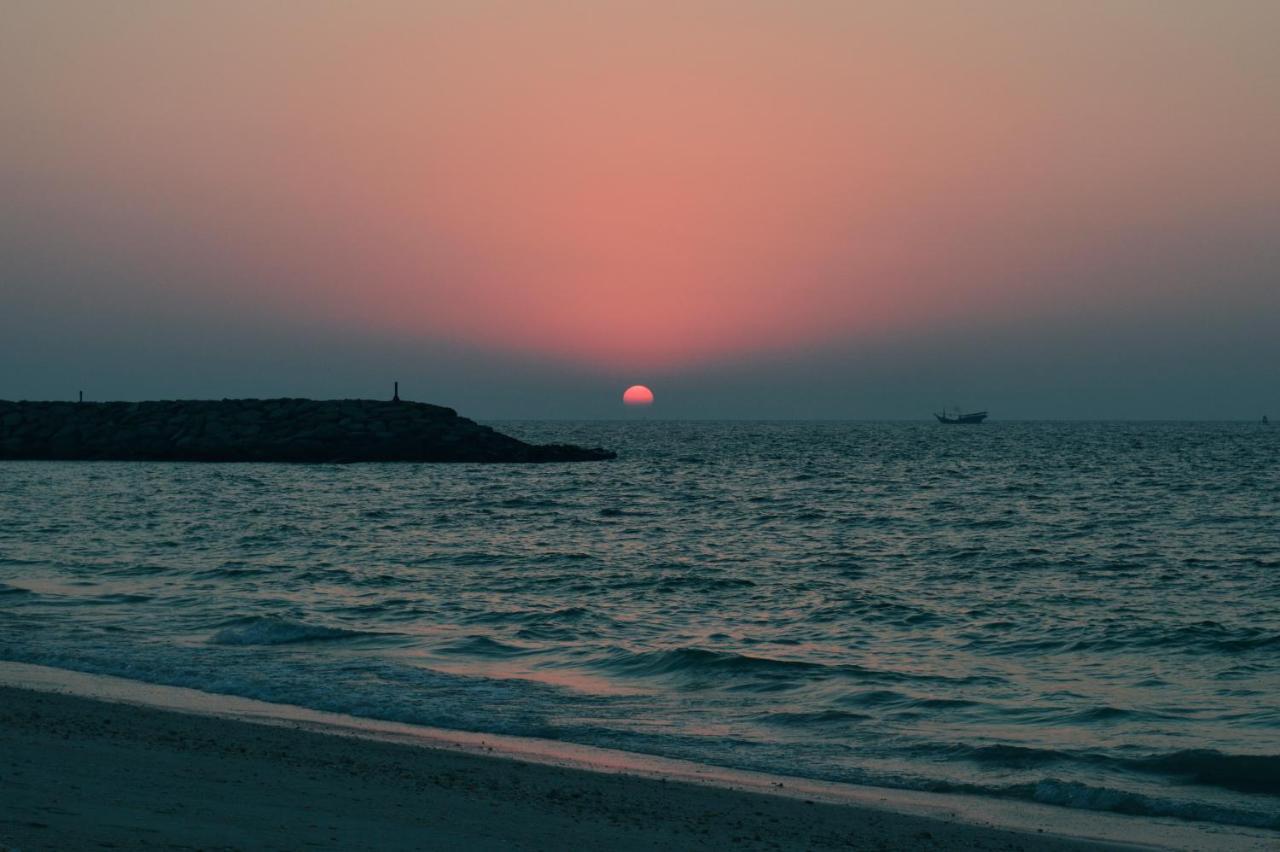 Al Corniche Hotel シャルジャ エクステリア 写真