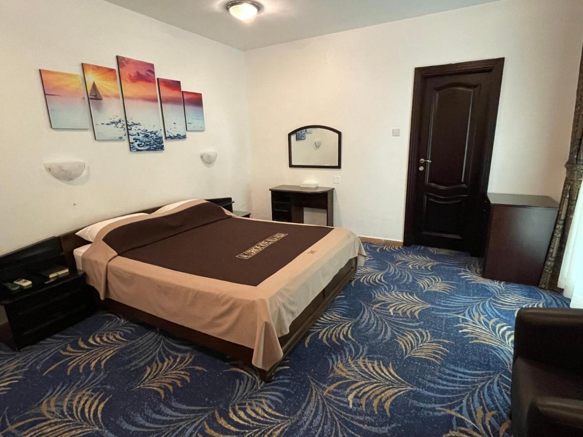Al Corniche Hotel シャルジャ エクステリア 写真